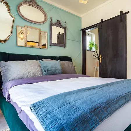 Arty Vintage Townhouse With Rooftop Shower & Sun Loungers *