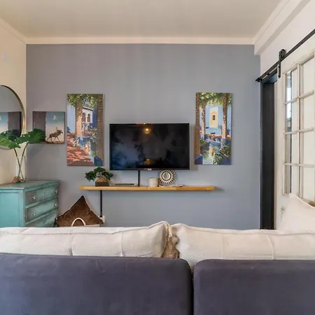 Arty Vintage Townhouse With Rooftop Shower & Sun Loungers Holiday home *