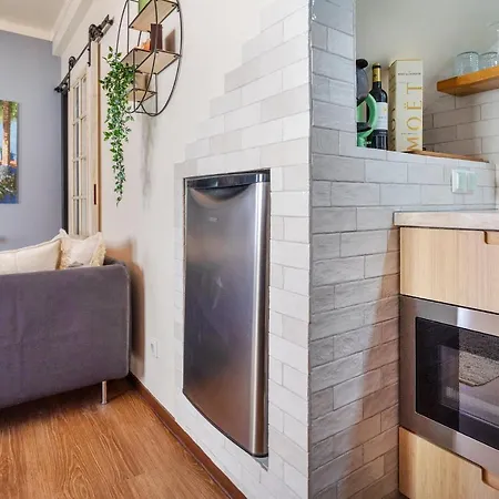 Vakantiehuis Arty Vintage Townhouse With Rooftop Shower & Sun Loungers Olhão