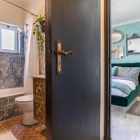 Vakantiehuis Arty Vintage Townhouse With Rooftop Shower & Sun Loungers *