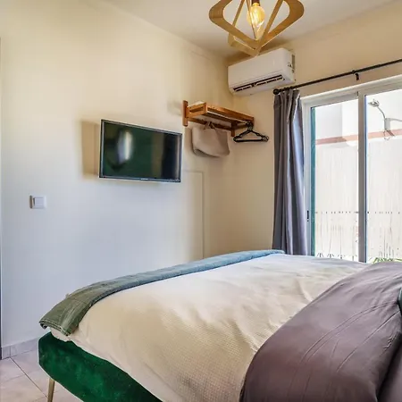 Holiday home Arty Vintage Townhouse With Rooftop Shower & Sun Loungers *