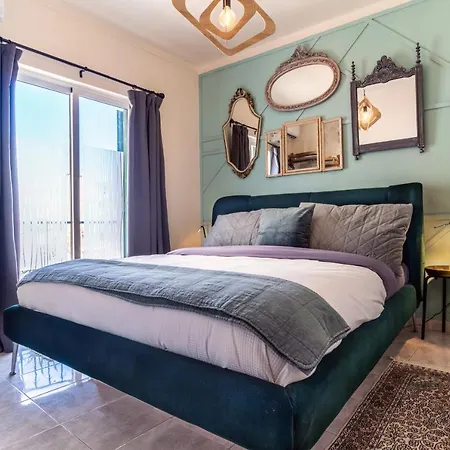 Arty Vintage Townhouse With Rooftop Shower & Sun Loungers *