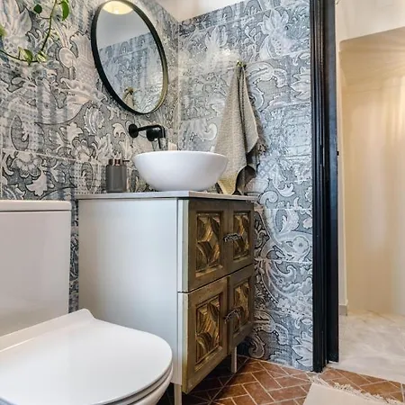 Vakantiehuis Arty Vintage Townhouse With Rooftop Shower & Sun Loungers Olhão