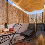 Arty Vintage Townhouse With Rooftop Shower & Sun Loungers בית נופש *