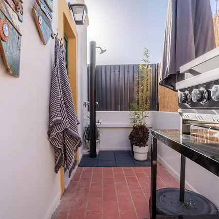 Tatil Evi Arty Vintage Townhouse With Rooftop Shower & Sun Loungers