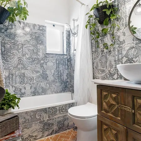 Arty Vintage Townhouse With Rooftop Shower & Sun Loungers Tatil Evi Olhão