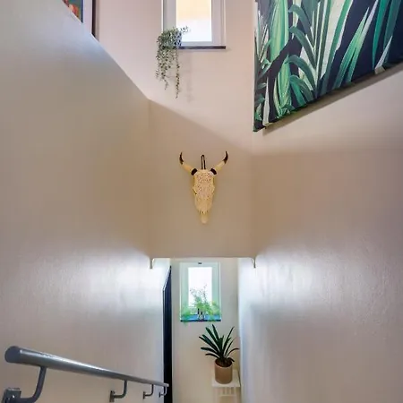 Tatil Evi Arty Vintage Townhouse With Rooftop Shower & Sun Loungers *