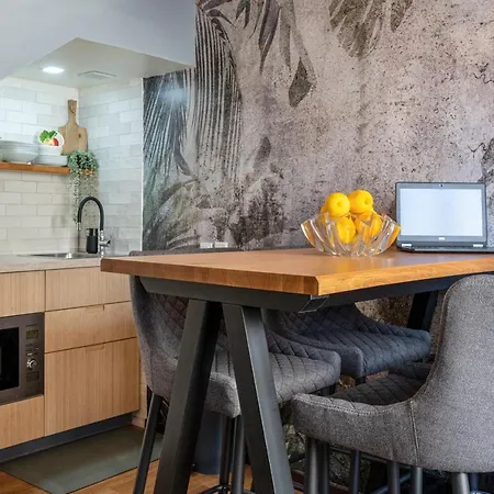 Tatil Evi Arty Vintage Townhouse With Rooftop Shower & Sun Loungers