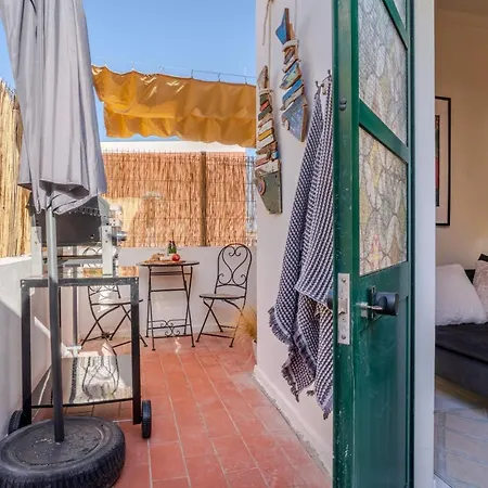 Arty Vintage Townhouse With Rooftop Shower & Sun Loungers Olhão